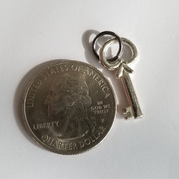 Vintage skeleton key charm tiny pendant silver tone steampunk Victorian style - Picture 6 of 6